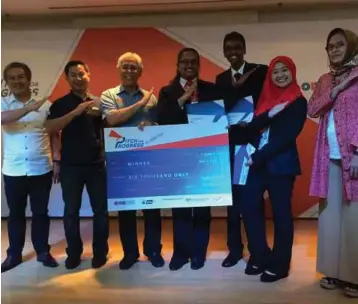  ??  ?? The MSU winning team with Higher Education Minister Datuk Seri Idris Jusoh (third from left).