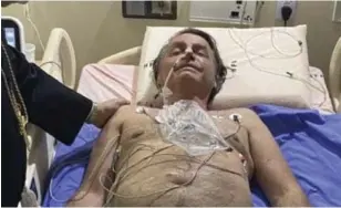  ??  ?? ESTADO Bolsonaro postou foto no leito. Segundo Flavio, ele teve de ser intubado para evitar broncoaspi­ração