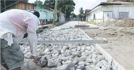  ??  ?? VÍA. Los trabajos en la calle de acceso al río Humuya en Santa Rita están bien avanzados.