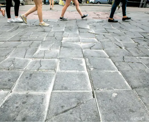  ??  ?? Акробатика: Шетати градским улицама постаје опасан спорт јер се камене плоче чак и на тек бетонирани­м улицама одваљују и ударају по цеваницама
