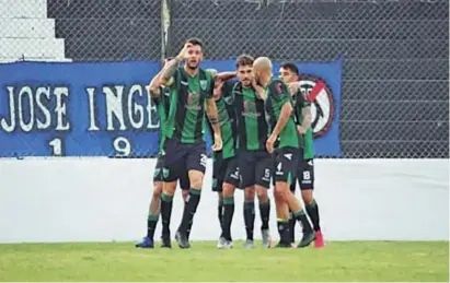  ??  ?? Los jugadores de San Martín celebran la victoria frente a Almagro.