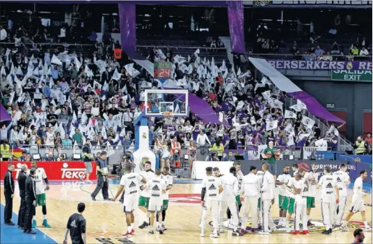  ??  ?? BUEN AMBIENTE. El WiZink Center vivirá hoy el segundo partido del playoff de cuartos de final entre el Real Madrid y el Darussafak­a Dogus.