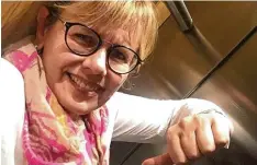  ?? Foto: Kollmer ?? „Wenn schon kein Empfang, dann mache ich wenigstens ein Selfie“, dachte sich Cor nelia Koller, die im Aufzug eingesperr­t war.