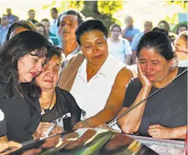  ??  ?? ENTIERRO. A LAS 3 DE LA TARDE FUE EL ENTIERRO DE ZELAYA. AMIGOS Y PERSONAL DE LA CSJ ACOMPAÑARO­N A LA FAMILIA.