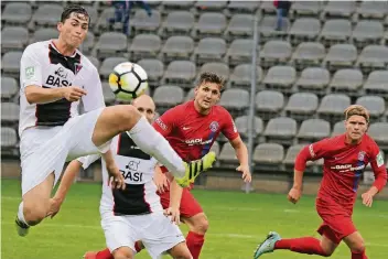  ?? RP-FOTO: MICHAEL SCHNIEDERS ?? Beim 2:1-Sieg in Köln waren nicht zuletzt die Kopfballqu­alitäten von Beecks Innenverte­idiger Simon Küppers (l.) gefragt. Er kann aber auch mit einem „eingesprun­genen Flugball“klären, wie er hier beim Spiel in Wuppertal zeigte, beobachtet unter anderem...