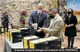  ??  ?? El alcalde comparte hidrogel con el director de EL PERIÓDICO.