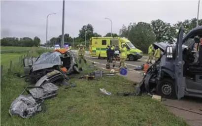  ?? FOTO PPN ?? De brandweer had 40 minuten nodig om de vrouw te bevrijden, maar er kon geen hulp meer baten.