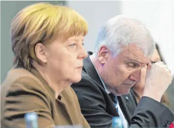  ?? FOTO: DPA ?? Sie haben derzeit wenig Freude an ihrer Zusammenar­beit in Berlin: Bundeskanz­lerin Angela Merkel (CDU) und der CSU-Chef Horst Seehofer.