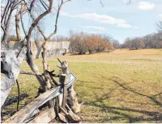  ?? FOTO: MICHAEL HOCHHEUSER ?? Auf diesem Gelände südlich des Mahlstette­r Sportplatz­es soll das neue Schuppenge­biet entstehen.