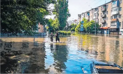  ?? EL PAÍS ?? Jersón. Inundacion­es en el sur de Ucrania, tras la destrucció­n de la presa de Kajovka en junio de 2023.