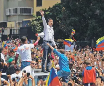  ??  ?? El líder opositor, Juan Guaidó, en su discurso sobre un vehículo, ayer en la marcha antichavis­ta en Caracas.