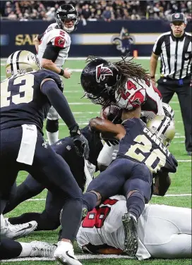  ?? CURTIS COMPTON / CCOMPTON@AJC.COM ?? Falcons running back Devonta Freeman is stopped short of the end zone on a fourthand-1 run at the start of the fourth quarter Sunday. Freeman was lined up 6 yards deep with no lead blocker on the critical play.