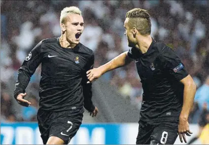  ?? FOTO: EFE ?? Antoine Griezmann celebra exultante con Seferovic, que luego marcaría el segundo, el tanto que abrió el marcador en Gerland