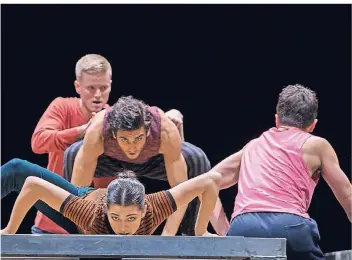  ?? FOTO: GERT WEIGELT ?? Szene aus dem spektakulä­ren Ballett von William Forsythe „One Flat Thing, reproduced“, das vom Publikum im gut besuchten Stadttheat­er bejubelt wurde.