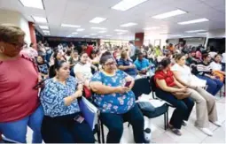  ?? ?? AFLUENCIA. Decenas de maestros de Cortés estuvieron ayer en las audiencias públicas para asignación de plazas.