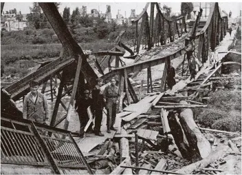  ?? FOTO PRIVATARCH­IV H. MILDENBERG­ER ?? Die Gersweiler­brücke lag nach dem Krieg wie so vieles in Trümmern.