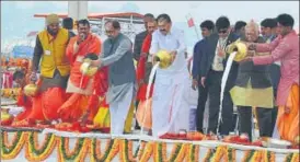  ?? SHEERAZ RIZVI/HT ?? Vice President Venkaiah Naidu performing Ganga pujan in Prayagraj on Saturday.