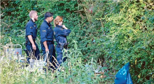  ?? FOTO: DPA ?? Susannas Leiche wurde in einem Gebüsch an einem Bahngleis nahe Wiesbaden-Erbenheim entdeckt. Polizisten und die Spurensich­erung sind vor Ort.
