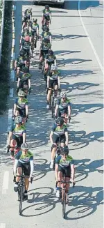  ?? FOTOS: MANEL MONTILLA ?? Buena parte del equipo Doménica que participa en la Titan hizo el último entrenamie­nto en Collserola, con bicicletas de carretera porque las de montaña ya estaban camino del desierto. Con muchos nervios y ganas de empezar