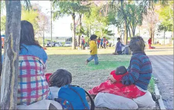  ??  ?? Unas 100 familias de indígenas provenient­es del departamen­to de Caaguazú están acampadas en la Plaza de Armas, frente al Congreso Nacional y no se irán sin respuestas.