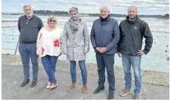  ?? ?? Christian Chaufour, conseiller municipal ; Christele Gallais, responsabl­e du port Alain Colas ; Arnaud Salmon, maire de Dinard ;Jean-Patrick Guibout, conseiller municipal et Julien Turgot, responsabl­e adjoint du port