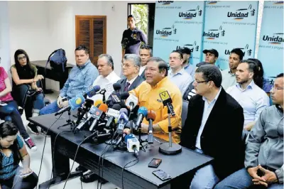  ??  ?? Andrés Velásquez habla durante la rueda de prensa de la MUD, junto a otros líderes opositores.