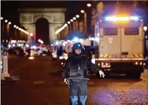  ??  ?? Un car de CRS a été pris pour cible sur l’avenue parisienne, vers 21 h.