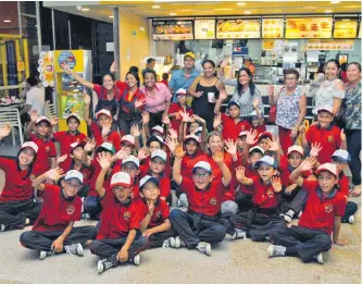  ?? JAIME MORENO VARGAS/ADN ?? Los niños disfrutaro­n de diversas actividade­s en las instalacio­nes del Cacique El Centro Comercial.