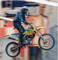  ?? Symbolfoto: krk/dpa ?? Eine Gruppe von Motorradfa­hrern stellte die Videos ihrer Taten auf Internetpl­att formen.