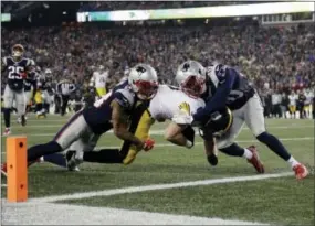  ?? MATT SLOCUM — THE ASSOCIATED PRESS ?? Steelers tight end Jesse James is tackled short of a touchdown by Patriots safety Patrick Chung, left, and defensive back Duron Harmon during the first half of the AFC Championsh­ip Sunday in Foxborough, Mass.