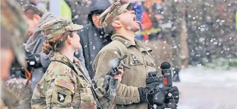  ?? FOTO: DPA ?? Ein US-amerikanis­cher Soldat lässt sich am 14. Januar 2017 im polnischen Zagan Schnee in seinen geöffneten Mund fallen.