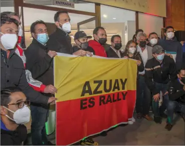  ?? XCA ?? Pilotos azuayos que competirán en Imbabura recibieron la bandera con la frase, “Azuay es rally”.