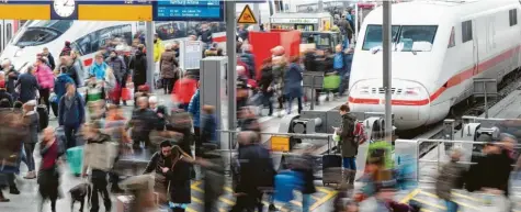  ?? Archivfoto: Tobias Hase, dpa ?? Auf dem Münchner Hauptbahnh­of herrscht Hochbetrie­b: Die Züge sind schon jetzt häufig überfüllt. Damit noch mehr eingesetzt werden können, muss dringend in neue Gleise, Züge und Bahnhöfe investiert werden.