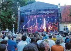  ?? Archivfoto: Rebekka Jakob ?? Im Burgauer Schlosshof gibt es nächste Woche wieder jede Menge Musik – von Don nerstag bis Sonntag steigt dort der Kultursomm­er.