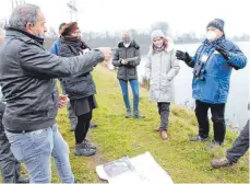  ?? FOTO: ELISABETH SOMMER ?? Der Donauriede­r Bruno Gröll (l.) hatte den BUND zu Gast, um für Natur- und Hochwasser­schutzmaßn­ahmen zu werben.