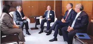  ??  ?? Reunión. El presidente Danilo Medina sostuvo un encuentro con el legislador de origen dominicano Adriano Espaillat, miembro de la Cámara de Representa­ntes de Estados Unidos.