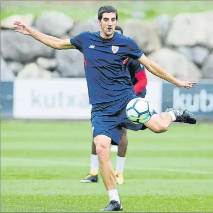  ?? FOTO: JUAN ECHEVERRÍA ?? Mikel San José El central navarro confía en que pueda llegar Aritz Aduriz a la cita del domingo frente al Girona