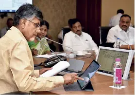  ??  ?? FACING THE HEAT
N. Chandrabab­u Naidu presides over a meeting in Vijayawada