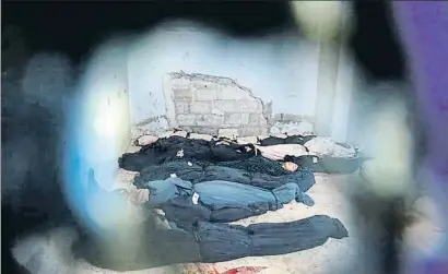  ?? HAMZA AL-AJWEH / AFP ?? Cadàvers amortallat­s a Duma, a Guta Oriental, on ahir prosseguie­n els bombardejo­s