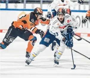  ?? Foto: Fotostand/Nieweler ?? Die nächste Pleite: Charles Bertrand und der ERC Ingolstadt verloren bei den Grizzlys Wolfsburg mit 1:3.