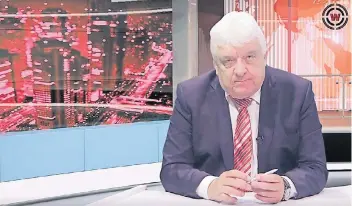  ?? FOTO: YOUTUBE SCREENSHOT ?? Hans Meiser (70) als Moderator bei „Watergate.tv“, das für Verschwöru­ngstheorie­n bekannt ist.