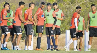  ?? HANSEL VÁSQUEZ ?? Díaz, Pérez, Cantillo, Balanta, Serje, Ávila, Teófilo, Murillo y Castañeda en una práctica de pelota quieta.