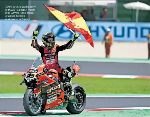  ?? ?? Álvaro Bautista celebra sobre su Ducati Panigale el triunfo en la Carrera 1 de la ronda de Emilia-Romaña en el circuito de Misano.