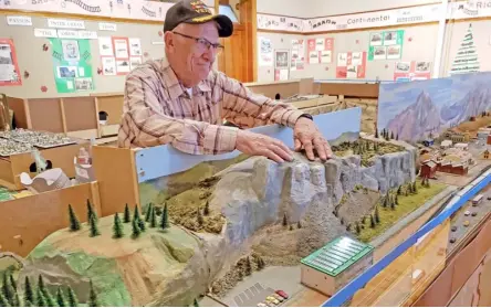  ?? Photo: Arianne Brown ?? Doug Lamb shows his model train set at the Peteetneet Museum.