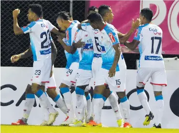  ?? FOTOS JUAN A. SÁNCHEZ Y CORTESÍA ?? Los jugadores del Junior festejando uno de los tres goles en el triunfo de anoche 3-2 ante Águilas Rionegro.