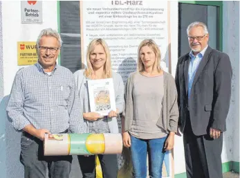  ?? FOTO: TWINBOND LINER GMBH ?? Freuen sich über den Testsieg (von links): Ulrich Jöckel, Sonja Jöckel und Cornelia Jöckel-Tschada (Geschäftsl­eitung TbL) mit Lothar Stockert, Leiter der Produktent­wicklung Chemie bei Adolf Würth.