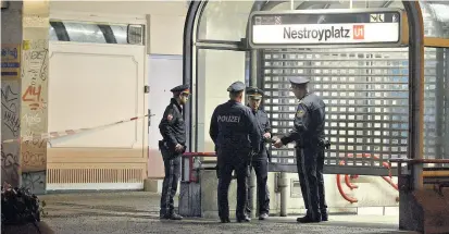  ??  ?? Der erste Überfall fand neben einem U-Bahn-Abgang statt, Polizisten sperrten den Tatort ab.