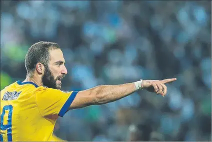  ?? FOTO: EFE ?? Gonzalo Higuaín celebra el 1-1 Picó el balón con calidad sobre Rui Patricio y equilibró el 1-0 de Bruno César