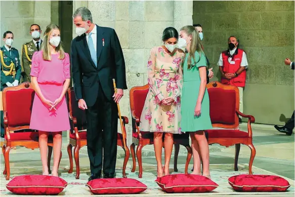  ?? EFE ?? La princesa Leonor y la infanta Sofía se estrenaron ayer en la ofrenda nacional al Apóstol en la catedral de Santiago de Compostela, acompañand­o a los Reyes