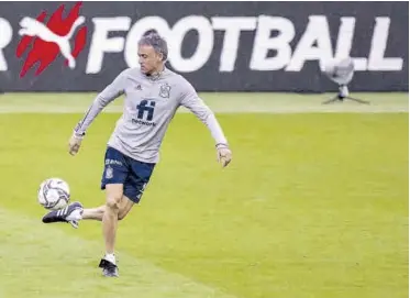  ?? // EFE ?? Luis Enrique, en el último entrenamie­nto de la selección española exhibiendo su buen toque de balón